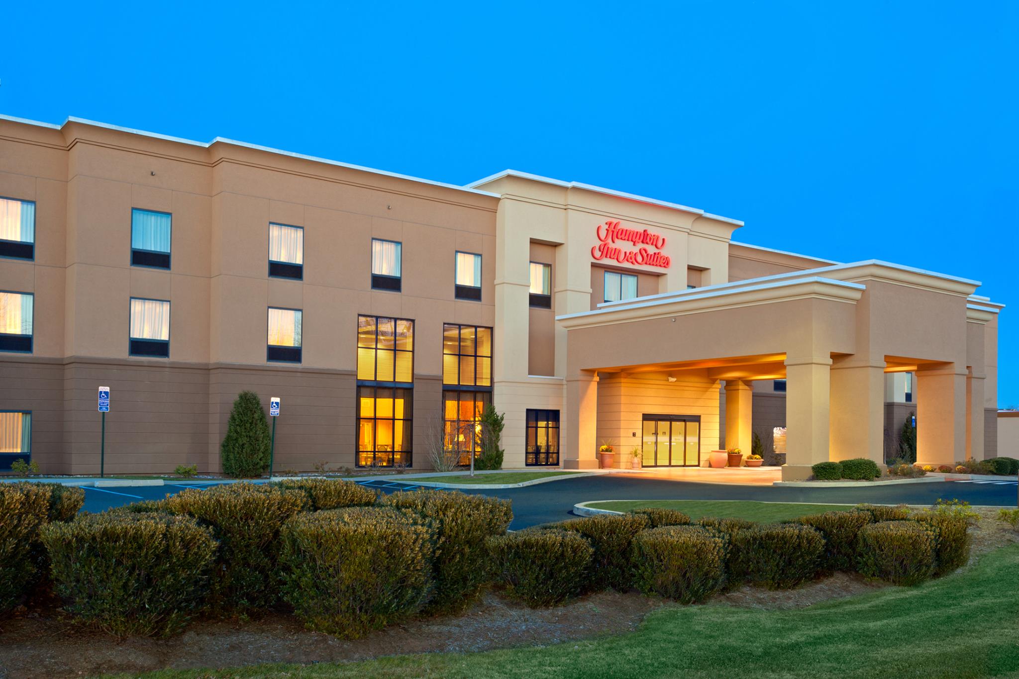 Hampton Inn & Suites - Manchester | Visit CT