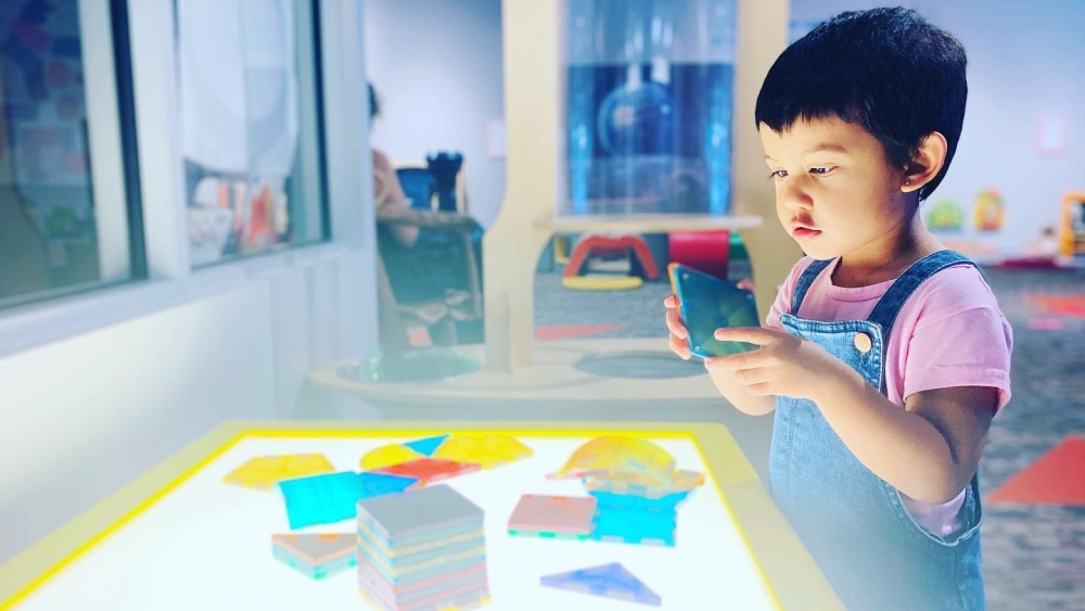 niño jugando con bloques